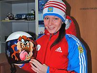 Ольга Потылицына со своим шлемом в нашей студии