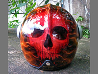 Аэрография на шлеме «Огненный череп»
